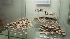 Kdo do zem u Staroernska tolik mincí po válce zakopal, není jasné.