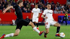 Slávista Tomá Souek atakuje Munira El Haddadiho z FC Sevila v úvodním...
