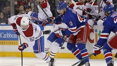 Libor Hájek z New York Rangers pi svém debutu v NHL sleduje, jak Artturi...