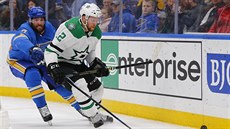 Radek Faksa z Dallasu dojídí puk, zezadu ho kryje Patrick Maroon ze St. Louis.