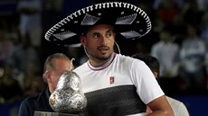 Nick Kyrgios s trofejí pro vítze tenisového turnaje Acapulco Open.
