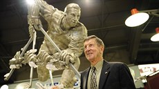 Bývalý kapitán Detroitu Ted Lindsay pózuje se svou sochou, kterou mu Red Wings...