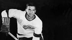 KAPITÁN. Ted Lindsay z Detroit Red Wings na snímku z roku 1956.