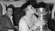 Ted Lindsay z Detroit Red Wings líbá po triumfu v roce 1950 Stanley Cup.