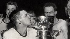 Ted Lindsay z Detroit Red Wings líbá po triumfu v roce 1955 Stanley Cup.
