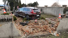 Auto probouralo hbitovní ze a poniilo osm hrob.