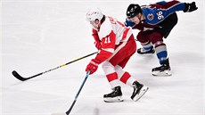 Filip Zadina z Detroit Red Wings vede puk ped Mikkem Rantanenem z Colorado...