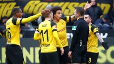Fotbalisté Borussie Dortmund se dohadují s rozhodčím.