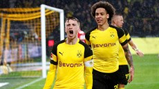 Marco Reus (vlevo) oslavuje gól se spoluhráem z Borussie Dortmund Axelem...