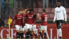 Fotbalisté Sparty Praha slaví gól do sít Plzn.