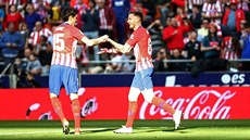 Saul Niguez a Stefan Stavic (vlevo) se spolu radují z gólu za Atletico Madrid.
