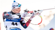 Biatlonista Ondřej Moravec střílí na terč ve sprintu na deset kilometrů ve...