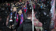 Policie zasahuje proti plzeským fanoukm na stadionu Sparty