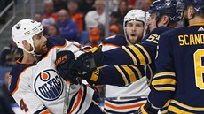 Zack Kassian (vlevo) z Edmontonu v potyce s  Rasmusem Ristolainenem z Buffala.