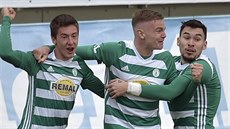 Mat�j Koubek (uprost�ed) z Bohemians se raduje z prvního ligového gólu se...