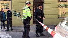 V Kamenické ulici na Letné museli policisté stílet. Mu ped nimi ujídl v...