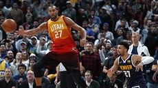 Rudy Gobert z Utahu zachrauje mí ve he, sleduje ho Jamal Murray z Denveru.