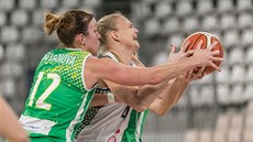 Michaela Stejskalová (vpravo) z Nantes atakovaná Editou ujanovou z KP Brno.