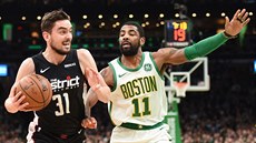 Tomá� Satoranský (vlevo) z Washingtonu úto�í na ko� Bostonu kolem Kyrieho...