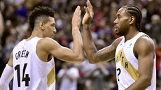 Danny Green (14) a Kawhi Leonard z Toronta oslavují.