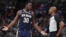 Julius Randle z New Orleans se baví s rozhodím Tomem Washingtonem.