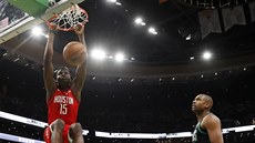 Clint Capela z Houstonu smeuje do koe Bostonu, sleduje ho Al Horford.