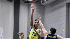 Alyssa Thomasová (25) z USK Praha stílí pes Cecilii  Zandalasiniovou z...