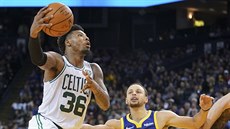 Marcus Smart (vlevo) z Bostonu útoí kolem Stephena Curryho z Golden State.