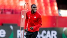 Michael Ngadeu na tréninku Slavie v Seville