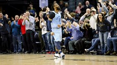 Mike Conley oslavuje s diváky v Memphisu.