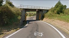 Nehoda se stala na silnici mezi obcí Louim a Hluboká pi prjezdu pod...