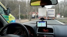 Kamiony vedle sebe z�staly stát p�ed �elezni�ním p�ejezdem. Za nimi stála...