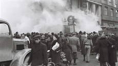 Poár v obchod U Chamráda v Zámecké ulici v roce 1950.