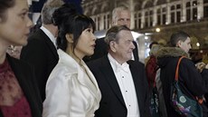 Bývalý nmecký kanclé Gerhard Schröder a jeho manelka Kim So-yeon na...