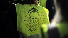 Jeden z úastník protest lutých vest ve Francii ml na své vest nakreslený...