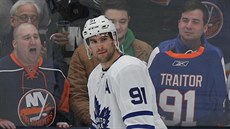 Fanou�ci Islanders spílají Johnu Tavaresovi, který v lét� p�estoupil do Toronta.