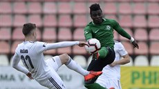 Píbramský Emmanuel Antwi (vpravo) se snaí odkopnout mí ped Michalem Fakem...