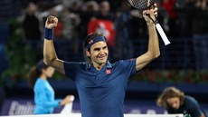 Roger Federer slaví triumf na turnaji v Dubaji, který se stal jeho 100....