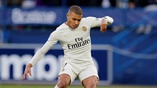 Kylian Mbappe z Paris St. Germain st�ílí v utkání proti Caen.