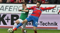 Plzeňský Milan Havel (vpravo)přichází o míč v souboji s Bogdanem Vatajeluem z...