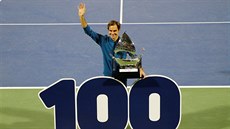 Roger Federer slaví v Dubaji sv�j 100. titul na okruhu ATP.