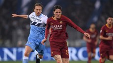 Nicolo Zaniolo z AS ím uniká s míem ped Lucasem z Lazia.