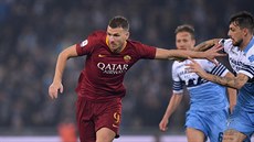 Edin D�eko se prodírá mezi hrá�i Lazia.