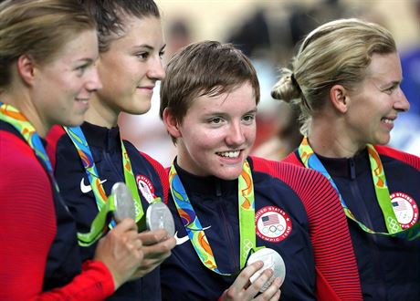 Kelly Catlinová (druhá zprava) se stíbrnou medailí na olympiád v Riu.