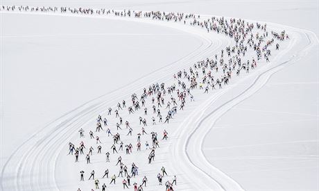 Momentka z Engadin Skimarathonu, dlkovho zvodu bc na lych ve vcarsku.