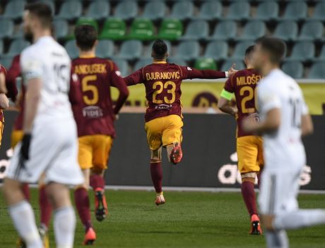 Uro Djuranovi (23) z Dukly se raduje ze svého gólu proti Karviné.