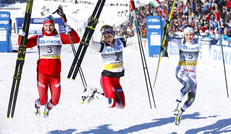 Norská bkyn na lyích Therese Johaugová (uprosted) slaví triumf v závodu...
