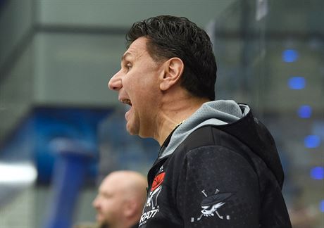 Trenér Chomutova Vladimír Rika emotivn reaguje na dní na led bhem zápasu...