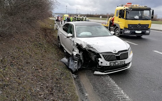 Na dálnici D6 na Kladensku se srazila dvě auta (16. března 2019).