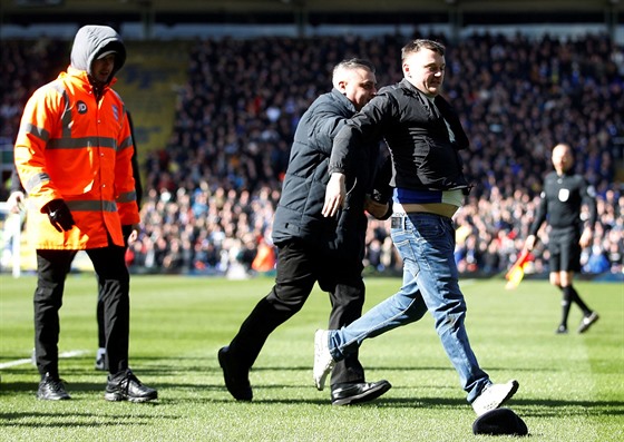 Poadatelská sluba vyvádí fanouka domácího Birminghamu, který vbhl na hit...